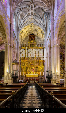 Navata principale, altare maggiore, Iglesia Prioral de Santa María, Carmona, provincia di Siviglia, Andalusia, Spagna Foto Stock
