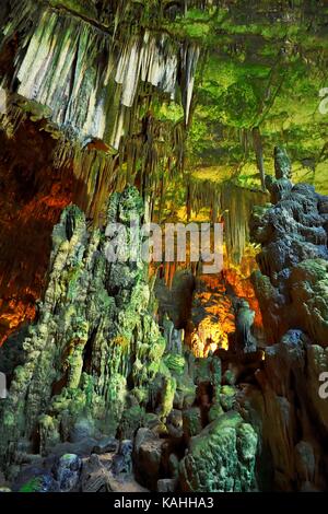 Stalattiti e stalagmiti nelle grotte di castellana, Castellana Grotte, provincia di bari, puglia, Italia Foto Stock