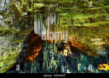 Stalattiti e stalagmiti nelle grotte di castellana, Castellana Grotte, provincia di bari, puglia, Italia Foto Stock