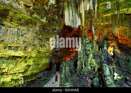 Area di ingresso con stalattiti e stalagmiti nelle grotte di castellana, Castellana Grotte, provincia di bari, puglia, Italia Foto Stock