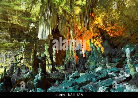 Stalattiti e stalagmiti nelle grotte di castellana, Castellana Grotte, provincia di bari, puglia, Italia Foto Stock