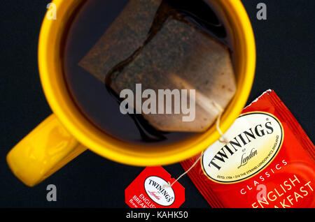 Tambov, Federazione russa - agosto 28, 2017 tazza di twinings english breakfast tea con bustine di the su sfondo nero. vista dall'alto. studio shot. Foto Stock