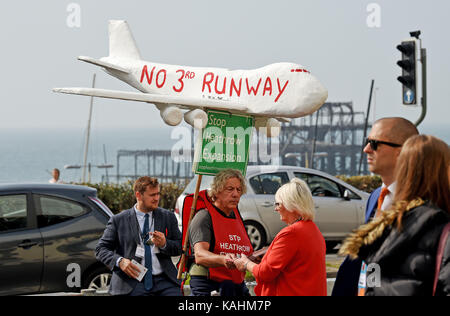 Brighton, Regno Unito. 26 Sep, 2017. La protesta contro la costruzione di una terza pista di atterraggio all' aeroporto di Heathrow al di fuori in occasione del congresso del partito laburista la brighton oggi credito: simon dack/alamy live news Foto Stock