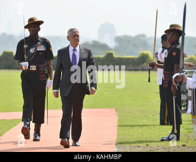 (170926) -- new delhi, sept. 26, 2017 (Xinhua) -- Stati Uniti Segretario alla difesa jame mattis(parte anteriore) ispeziona le protezioni indiano di onore al di fuori indiane Ministero della difesa al momento del suo arrivo in Nuova Delhi, capitale dell'india, il 26 settembre 2017. mattis arrivò a new delhi su una due giorni di visita in India, hanno detto i funzionari martedì. (Xinhua/partha sarkar)(swt) Foto Stock