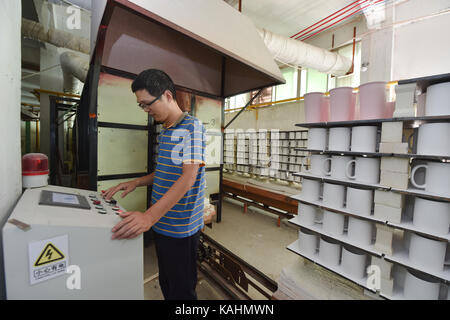 (170926) -- dehua, sept. 26, 2017 (Xinhua) -- un lavoratore controlla un pannello di un forno elettrico a shunmei ceramiche in dehua county in quanzhou city, a sud-est della Cina di provincia del Fujian, sept. 26, 2017. dehua county, ben conosciuta per le sue ceramiche rendendo, ha sviluppato un modo più ecologico per incendio vasellame di ceramica incoraggiando le imprese locali per scartare i loro tradizionali a legna forni e utilizzare forni elettrici. Entro la fine di questo mese di agosto, 70 percento di tutte le imprese di porcellana hanno girato a cottura elettrica, riducendo 100.000 tonnellate di emissioni di biossido di carbonio. (Xinhua/canzone weiwei) (lfj) Foto Stock