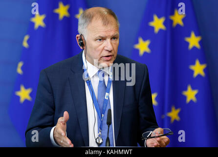 Bruxelles, Belgio. 26 Sep, 2017. Il commissario europeo per la salute e la sicurezza dei generi alimentari Vytenis Andriukaitis parla durante una conferenza stampa dopo una riunione speciale per discutere fipronil crisi alla Commissione europea a Bruxelles, Belgio, sept. 26, 2017. Un gran numero di uova da cova provenienti dai Paesi Bassi e in Belgio sono stati trovati contenenti pesticidi tossici fipronil in agosto 2017. Credito: voi pingfan/xinhua/alamy live news Foto Stock