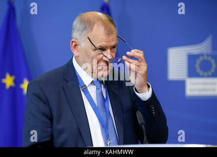 Bruxelles, Belgio. 26 Sep, 2017. Il commissario europeo per la salute e la sicurezza dei generi alimentari Vytenis Andriukaitis parla durante una conferenza stampa dopo una riunione speciale per discutere fipronil crisi alla Commissione europea a Bruxelles, Belgio, sept. 26, 2017. Un gran numero di uova da cova provenienti dai Paesi Bassi e in Belgio sono stati trovati contenenti pesticidi tossici fipronil in agosto 2017. Credito: voi pingfan/xinhua/alamy live news Foto Stock