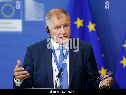 Bruxelles, Belgio. 26 Sep, 2017. Il commissario europeo per la salute e la sicurezza dei generi alimentari Vytenis Andriukaitis parla durante una conferenza stampa dopo una riunione speciale per discutere fipronil crisi alla Commissione europea a Bruxelles, Belgio, sept. 26, 2017. Un gran numero di uova da cova provenienti dai Paesi Bassi e in Belgio sono stati trovati contenenti pesticidi tossici fipronil in agosto 2017. Credito: voi pingfan/xinhua/alamy live news Foto Stock