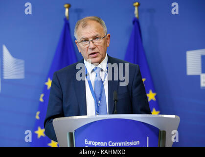 Bruxelles, Belgio. 26 Sep, 2017. Il commissario europeo per la salute e la sicurezza dei generi alimentari Vytenis Andriukaitis parla durante una conferenza stampa dopo una riunione speciale per discutere fipronil crisi alla Commissione europea a Bruxelles, Belgio, sept. 26, 2017. Un gran numero di uova da cova provenienti dai Paesi Bassi e in Belgio sono stati trovati contenenti pesticidi tossici fipronil in agosto 2017. Credito: voi pingfan/xinhua/alamy live news Foto Stock