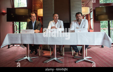 Amburgo, Germania. 26 Sep, 2017. Oliver quante (l-r), portavoce stampa di Amburgo sport e divertimento (HSE), Michael stich, direttore del german open e detlef martello, capo dell'HSE, parlare del futuro del German Open Tennis Tournament in occasione di una conferenza stampa a Amburgo, Germania, 26 settembre 2017. Credito: christophe gateau/dpa/alamy live news Foto Stock