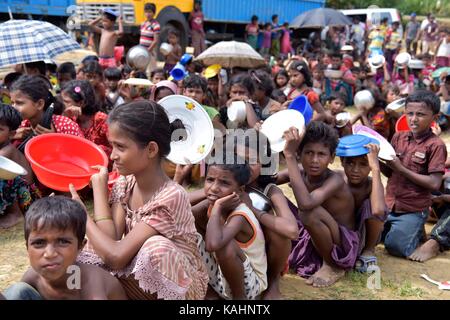 Coz bazar, bangladesh - 26 settembre 2017: rohingya bambini musulmani, che hanno attraversato dal Myanmar in Bangladesh, attendere per ricevere gratuitamente il cibo durante una distribuzione di ambasciata turca, balukhali Refugee Camp, Bangladesh. Credito: sk hasan ali/alamy live news Foto Stock