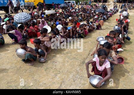 Coz bazar, bangladesh - 26 settembre 2017: rohingya bambini musulmani, che hanno attraversato dal Myanmar in Bangladesh, attendere per ricevere gratuitamente il cibo durante una distribuzione di ambasciata turca, balukhali Refugee Camp, Bangladesh. Credito: sk hasan ali/alamy live news Foto Stock