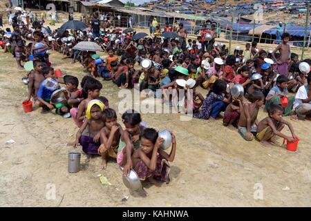 Coz bazar, bangladesh - 26 settembre 2017: rohingya bambini musulmani, che hanno attraversato dal Myanmar in Bangladesh, attendere per ricevere gratuitamente il cibo durante una distribuzione di ambasciata turca, balukhali Refugee Camp, Bangladesh. Credito: sk hasan ali/alamy live news Foto Stock