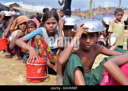 Coz bazar, bangladesh - 26 settembre 2017: rohingya bambini musulmani, che hanno attraversato dal Myanmar in Bangladesh, attendere per ricevere gratuitamente il cibo durante una distribuzione di ambasciata turca, balukhali Refugee Camp, Bangladesh. Credito: sk hasan ali/alamy live news Foto Stock