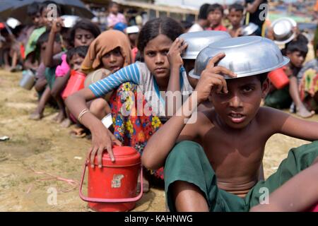 Coz bazar, bangladesh - 26 settembre 2017: rohingya bambini musulmani, che hanno attraversato dal Myanmar in Bangladesh, attendere per ricevere gratuitamente il cibo durante una distribuzione di ambasciata turca, balukhali Refugee Camp, Bangladesh. Credito: sk hasan ali/alamy live news Foto Stock