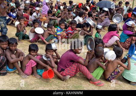 Coz bazar, bangladesh - 26 settembre 2017: rohingya bambini musulmani, che hanno attraversato dal Myanmar in Bangladesh, attendere per ricevere gratuitamente il cibo durante una distribuzione di ambasciata turca, balukhali Refugee Camp, Bangladesh. Credito: sk hasan ali/alamy live news Foto Stock