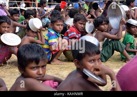 Coz bazar, bangladesh - 26 settembre 2017: rohingya bambini musulmani, che hanno attraversato dal Myanmar in Bangladesh, attendere per ricevere gratuitamente il cibo durante una distribuzione di ambasciata turca, balukhali Refugee Camp, Bangladesh. Credito: sk hasan ali/alamy live news Foto Stock