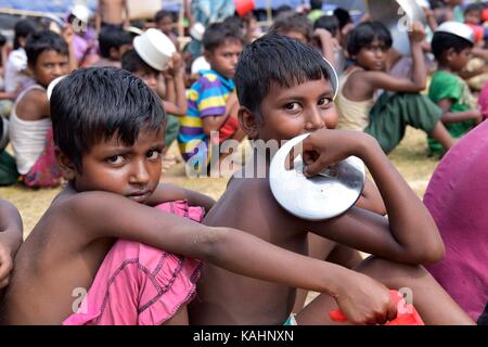 Coz bazar, bangladesh - 26 settembre 2017: rohingya bambini musulmani, che hanno attraversato dal Myanmar in Bangladesh, attendere per ricevere gratuitamente il cibo durante una distribuzione di ambasciata turca, balukhali Refugee Camp, Bangladesh. Credito: sk hasan ali/alamy live news Foto Stock