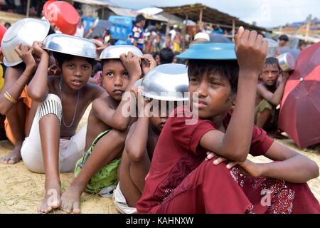 Coz bazar, bangladesh - 26 settembre 2017: rohingya bambini musulmani, che hanno attraversato dal Myanmar in Bangladesh, attendere per ricevere gratuitamente il cibo durante una distribuzione di ambasciata turca, balukhali Refugee Camp, Bangladesh. Credito: sk hasan ali/alamy live news Foto Stock