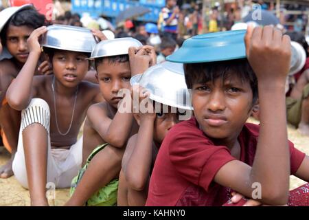 Coz bazar, bangladesh - 26 settembre 2017: rohingya bambini musulmani, che hanno attraversato dal Myanmar in Bangladesh, attendere per ricevere gratuitamente il cibo durante una distribuzione di ambasciata turca, balukhali Refugee Camp, Bangladesh. Credito: sk hasan ali/alamy live news Foto Stock