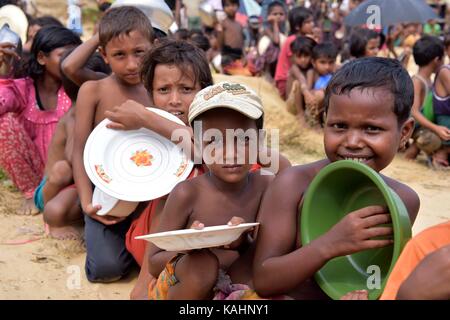 Coz bazar, bangladesh - 26 settembre 2017: rohingya bambini musulmani, che hanno attraversato dal Myanmar in Bangladesh, attendere per ricevere gratuitamente il cibo durante una distribuzione di ambasciata turca, balukhali Refugee Camp, Bangladesh. Credito: sk hasan ali/alamy live news Foto Stock