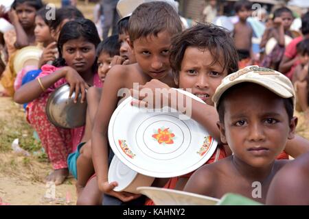 Coz bazar, bangladesh - 26 settembre 2017: rohingya bambini musulmani, che hanno attraversato dal Myanmar in Bangladesh, attendere per ricevere gratuitamente il cibo durante una distribuzione di ambasciata turca, balukhali Refugee Camp, Bangladesh. Credito: sk hasan ali/alamy live news Foto Stock