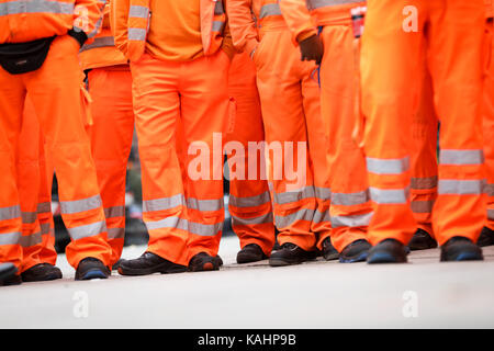 Amburgo, Germania. 26 settembre 2017. Hamburger Stadtreinigung (addetti alle pulizie della città di Amburgo) dipendenti all'inaugurazione di una targa commemorativa per un collega della Jungfernstieg di Amburgo, Germania, 26 settembre 2017 crediti: Christian Charisius/dpa/Alamy Live News Foto Stock