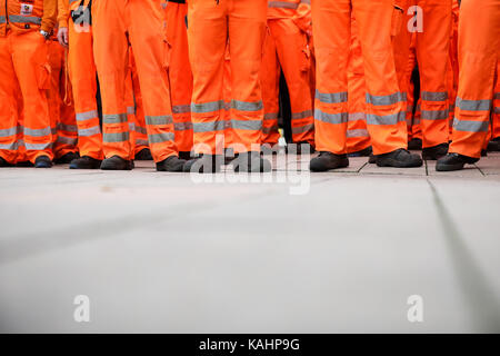 Amburgo, Germania. 26 settembre 2017. Hamburger Stadtreinigung (addetti alle pulizie della città di Amburgo) dipendenti all'inaugurazione di una targa commemorativa per un collega della Jungfernstieg di Amburgo, Germania, 26 settembre 2017 crediti: Christian Charisius/dpa/Alamy Live News Foto Stock