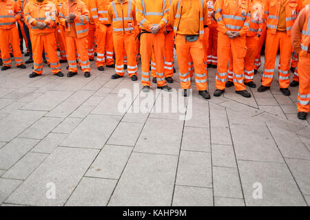 Amburgo, Germania. 26 settembre 2017. Hamburger Stadtreinigung (addetti alle pulizie della città di Amburgo) dipendenti all'inaugurazione di una targa commemorativa per un collega della Jungfernstieg di Amburgo, Germania, 26 settembre 2017 crediti: Christian Charisius/dpa/Alamy Live News Foto Stock