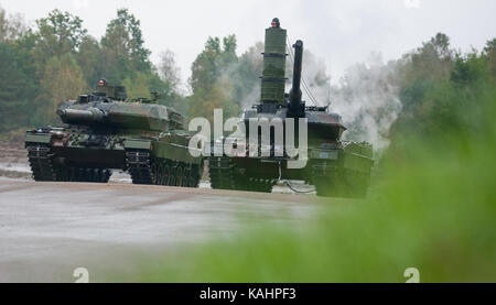 Munster, Germania. Xxv Sep, 2017. due leopard 2a6 serbatoi presso il campo di allenamento durante i preparativi per l 'landoperationen 2017' esercitazione militare in Munster, Germania, 25 settembre 2017. Credito: Philipp schulze/dpa/alamy live news Foto Stock