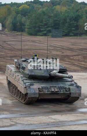 Munster, Germania. 25 settembre 2017. Un carro armato Leopard 2A6 presso il campo di addestramento durante i preparativi per l'esercitazione militare "Landoperationen 2017" a Munster, Germania, il 25 settembre 2017. Crediti: Philipp Schulze/dpa/Alamy Live News Foto Stock