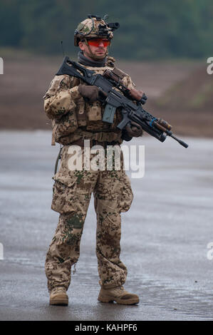 Munster, Germania. Xxv Sep, 2017. un soldato bundeswehr presso il campo di allenamento durante i preparativi per l 'landoperationen 2017' esercitazione militare in Munster, Germania, 25 settembre 2017. Credito: Philipp schulze/dpa/alamy live news Foto Stock