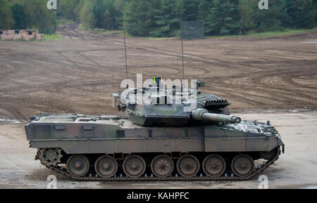 Munster, Germania. 25 settembre 2017. Un carro armato Leopard 2A6 presso il campo di addestramento durante i preparativi per l'esercitazione militare "Landoperationen 2017" a Munster, Germania, il 25 settembre 2017. Crediti: Philipp Schulze/dpa/Alamy Live News Foto Stock