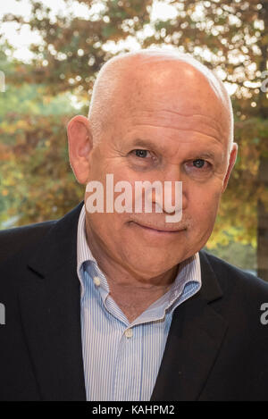 Londra, Regno Unito. Il 26 settembre 2017. Il fotografo della Magnum Steve McCurrys prende parte a una firma del suo nuovo libro "Afghanistan", un portafoglio di immagini del paese 1979 al 2016, a Taaschen bookshop in Chelsea. Credito: Stephen Chung / Alamy Live News Foto Stock