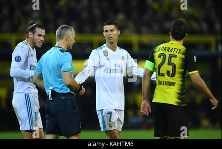 Dortmund, Germania. 26 Sep, 2017. arbitro bjoern kuipers (c) tra madrid's gareth bale e cristiano ronaldo, con dortmund sokratis sulla destra durante la UEFA Champions League football match tra Borussia Dortmund e real madrid al segnale-iduna park a Dortmund, Germania, il 26 settembre 2017. Credito: bernd thissen/dpa/alamy live news Foto Stock