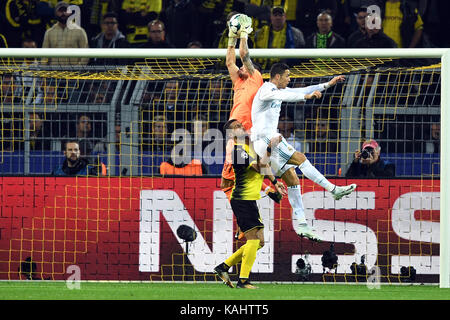 Dortmund, Germania. 26 Sep, 2017. Dortmund Portiere buerki romano (c) in azione nella parte anteriore di madrid cristiano ronaldo con il dormund jeremy toljan sulla sinistra, durante la UEFA Champions League football match tra Borussia Dortmund e real madrid al segnale-iduna park a Dortmund, Germania, il 26 settembre 2017. Credito: federico gambarini/dpa/alamy live news Foto Stock