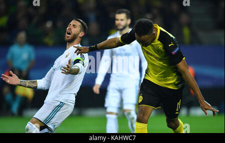 Dortmund, Germania. 26 Sep, 2017. Di dortmund pierre-emerick aubameyang (r) celebra il suo obiettivo a 1:2, come madrid sergio ramos reagisce a sinistra durante la UEFA Champions League football match tra Borussia Dortmund e real madrid al segnale-iduna park a Dortmund, Germania, il 26 settembre 2017. Credito: bernd thissen/dpa/alamy live news Foto Stock