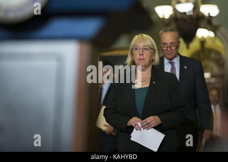 Washington, Distretto di Columbia, Stati Uniti d'America. 26 Sep, 2017. Il senatore patty murray (d-wa) e Senato leader della minoranza il senatore Charles Schumer (d-ny) a piedi per il podio. Credito: Alex edelman/zuma filo/alamy live news Foto Stock