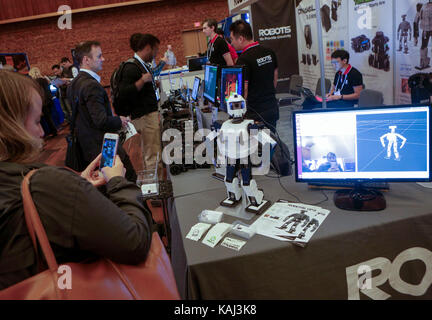 Vancouver, Canada. 26 Sep, 2017. persone guardano robot diversi visualizzata alla XXX Conferenza internazionale sul robot intelligente e sistemi in Vancouver, Canada, sept. 26, 2017. La conferenza di cinque giorni themed "gente cordiale, amichevole robot" ha dato dei calci a fuori il martedì, con 54 aziende mostrando le loro ultime la tecnologia robotica. Credito: liang sen/xinhua/alamy live news Foto Stock