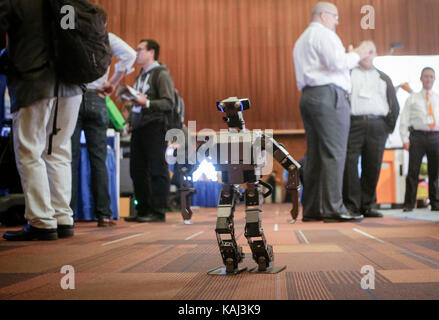 Vancouver, Canada. 26 Sep, 2017. Un robot si sposta intorno all'interno del padiglione espositivo alla XXX Conferenza internazionale sul robot intelligente e sistemi in Vancouver, Canada, sept. 26, 2017. La conferenza di cinque giorni themed "gente cordiale, amichevole robot" ha dato dei calci a fuori il martedì, con 54 aziende mostrando le loro ultime la tecnologia robotica. Credito: liang sen/xinhua/alamy live news Foto Stock