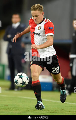 Napoli, Italia. 26 Sep, 2017. jens toornstra del Feyenoord in azione durante la champions league Fase a gironi - Gruppo f partita di calcio tra ssc napoli e feyenoord allo stadio san paolo il 26 settembre 2017 a Napoli, Italia credito: marco iorio/alamy live news Foto Stock