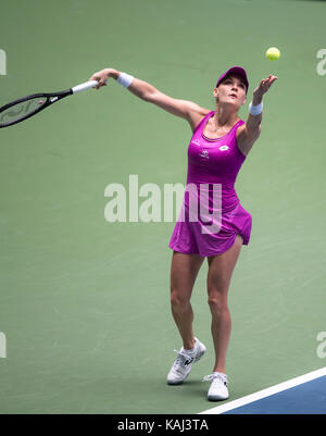 Wuhan, Cina. 27Sep, 2017. Agnieszka RADWANSKA di Polonia serve durante i singoli terzo turno match contro ashleigh barty di Australia in 2017 wta wuhan aprire a Wuhan, capitale della Cina centrale della provincia di Hubei, sett. 27, 2017. Agnieszka RADWANSKA perso 1-2. Credito: xinhua/alamy live news Foto Stock