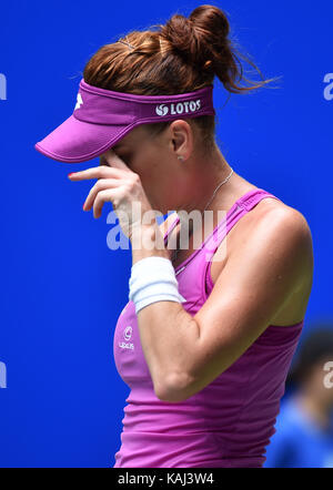 Wuhan, Cina. 27Sep, 2017. Agnieszka RADWANSKA di Polonia reagisce durante le singole di terzo round match contro ashleigh barty di Australia in 2017 wta wuhan aprire a Wuhan, capitale della Cina centrale della provincia di Hubei, sett. 27, 2017. Agnieszka RADWANSKA perso 1-2. Credito: xinhua/alamy live news Foto Stock