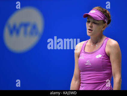 Wuhan, Cina. 27Sep, 2017. Agnieszka RADWANSKA di Polonia reagisce durante le singole di terzo round match contro ashleigh barty di Australia in 2017 wta wuhan aprire a Wuhan, capitale della Cina centrale della provincia di Hubei, sett. 27, 2017. Agnieszka RADWANSKA perso 1-2. Credito: xinhua/alamy live news Foto Stock