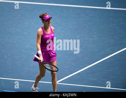 Wuhan, Cina. 27Sep, 2017. Agnieszka RADWANSKA di Polonia reagisce durante le singole di terzo round match contro ashleigh barty di Australia in 2017 wta wuhan aprire a Wuhan, capitale della Cina centrale della provincia di Hubei, sett. 27, 2017. Agnieszka RADWANSKA perso 1-2. Credito: xinhua/alamy live news Foto Stock