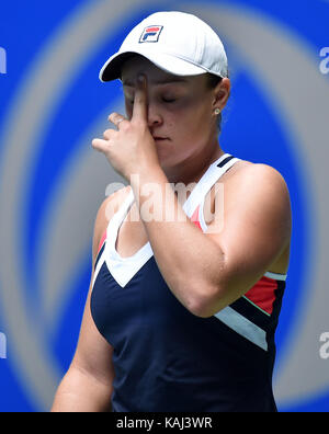 Wuhan, Cina. 27Sep, 2017. ashleigh barty di australia reagisce durante le singole di terzo round match contro Agnieszka RADWANSKA della Polonia nel 2017 wta wuhan aprire a Wuhan, capitale della Cina centrale della provincia di Hubei, sett. 27, 2017. ashleigh barty ha vinto 2-1. Credito: xinhua/alamy live news Foto Stock