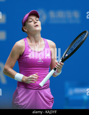 Wuhan, Cina. 27Sep, 2017. Agnieszka RADWANSKA di Polonia reagisce durante le singole di terzo round match contro ashleigh barty di Australia in 2017 wta wuhan aprire a Wuhan, capitale della Cina centrale della provincia di Hubei, sett. 27, 2017. Agnieszka RADWANSKA perso 1-2. Credito: xinhua/alamy live news Foto Stock