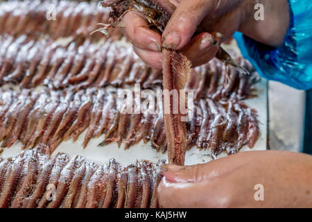 La preparazione e la sfilettatura acciughe salate al roque anchois acciuga nella factory di collioure Francia Foto Stock