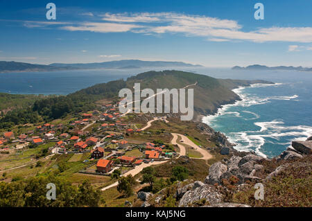 Vista panoramica del capo home con la nebbia, donon, provincia di Pontevedra, nella regione della Galizia, Spagna, Europa Foto Stock