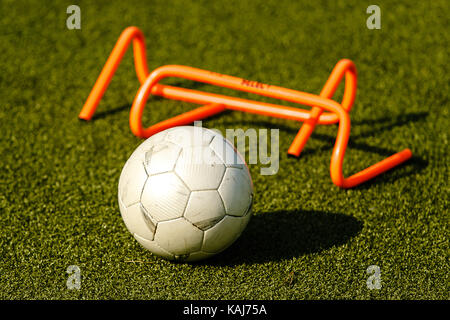 Allenamento di calcio marcia si trova sull'erba Foto Stock